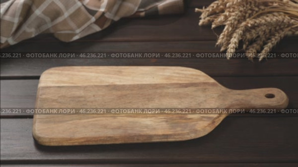 Stop motion animation of fresh rye bread disappearing and appearing on a wooden cutting board by slices. Стоковое видео, видеограф Мария Зубарева / Фотобанк Лори