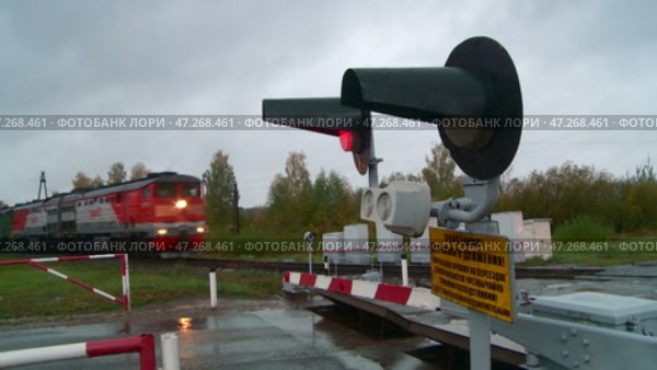 STOP sign red traffic light at a railway crossing. Стоковое видео, видеограф Алексей Сергеев / Фотобанк Лори