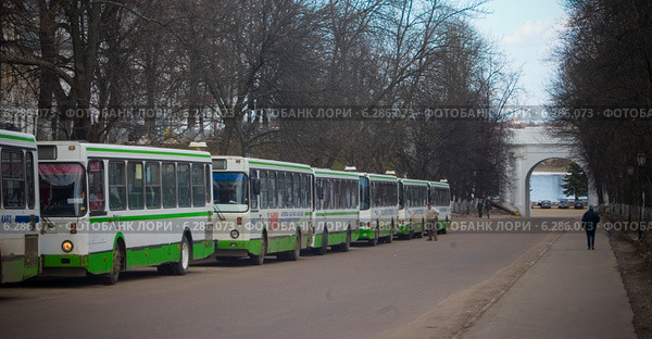 Стоянка автобусов возле набережной в Ярославле (2011 год). Редакционное фото, фотограф Людмила Угольнова / Фотобанк Лори
