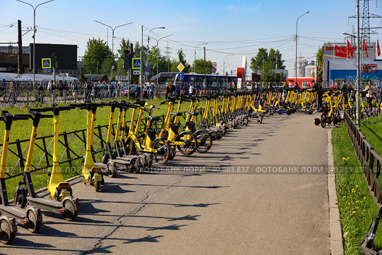 Стоянка электросамокатов в Мурино у метро Девяткино (2023 год). Редакционное фото, фотограф Евгения Колодкина / Фотобанк Лори