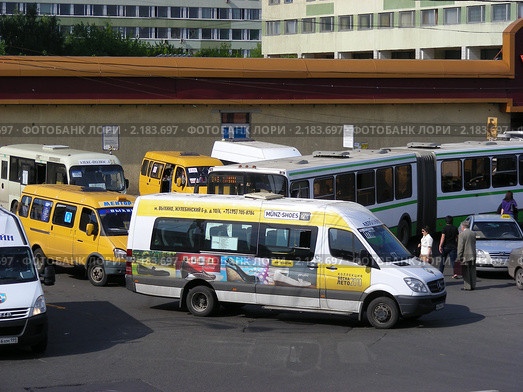 Стоянка маршруток и автобусов около метро "Выхино". Москва (2010 год). Редакционное фото, фотограф lana1501 / Фотобанк Лори
