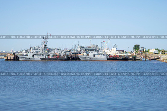 Стоянка рейдовых тральщиков в Кронштадте (2013 год). Редакционное фото, фотограф Виктор Карасев / Фотобанк Лори