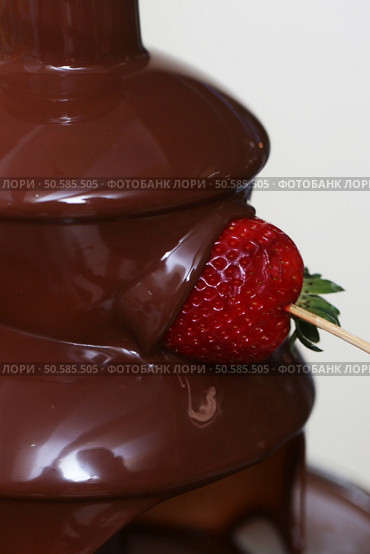 Strawberry in chocolate fountain. Party and celebration, calorie.. ????????? ???????? ??? ?????????? Стоковое фото, агентство Ingram Publishing / Фотобанк Лори