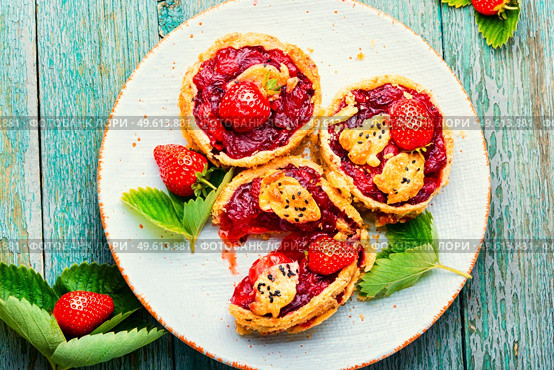 Strawberry shortcake pies on the plate.Tasty tartlets with fresh strawberries.Sweet dessert. Summer tartlets with strawberries. Стоковое фото, агентство Ingram Publishing / Фотобанк Лори