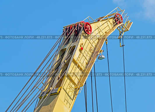 Стрела заводского башенного крана на фоне голубого неба. Detail from a Crane on a background sky. Стоковое фото, фотограф Татьяна Д / Фотобанк Лори