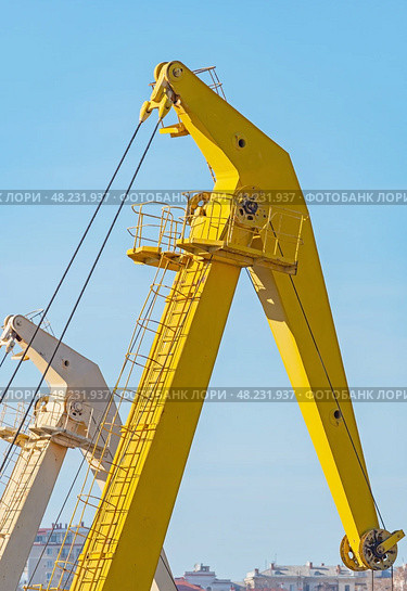 Стрела заводского башенного крана на фоне голубого неба. Detail from a Crane on a background sky. Стоковое фото, фотограф Татьяна Д / Фотобанк Лори
