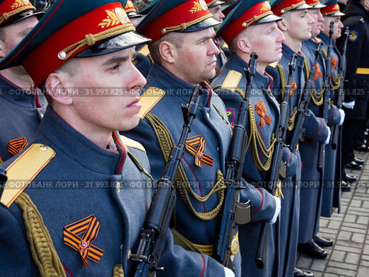 Строй военных в парадной форме с автоматами (2019 год). Редакционное фото, фотограф Вячеслав Палес / Фотобанк Лори