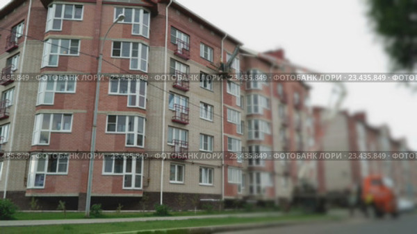 Строитель обрабатывает строительные швы  пеной. Стоковое видео, видеограф worker / Фотобанк Лори
