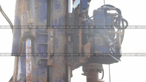 Строительные работы, буровая установка  construction work, drilling rig. Стоковое видео, видеограф Опока Алексей / Фотобанк Лори