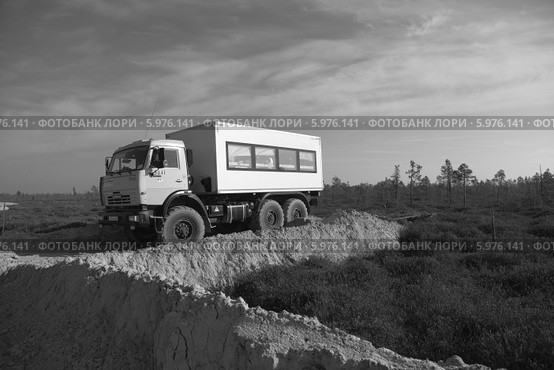 Строительство дороги на Северо-Хохряковское месторождение нефти в Западной Сибири (2012 год). Редакционное фото, фотограф Валерий Акулич / Фотобанк Лори