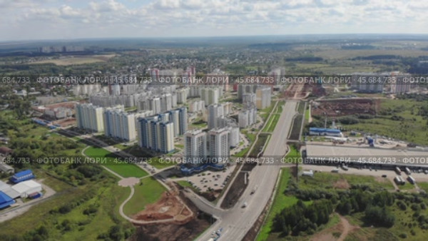 Строительство улицы Попова и микрорайон Чистые пруды в городе Кирове - съемка с дрона в 2019 году. Стоковое видео, видеограф Владислав Самошкин / Фотобанк Лори