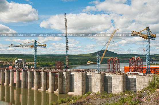 Строительство Усть-Среднеканской ГЭС на Колыме (2012 год). Редакционное фото, фотограф Павел Просянов / Фотобанк Лори