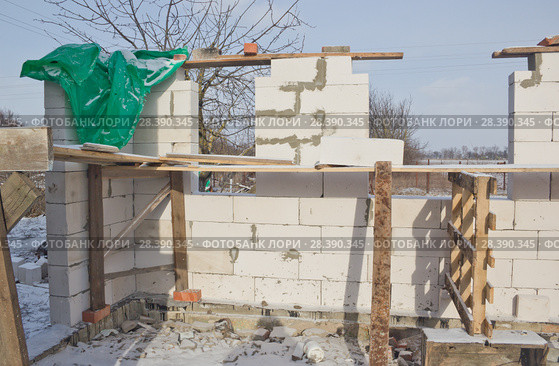 Строительство загородного дома из газосиликатного блока. Стоковое фото, фотограф Олег Хархан / Фотобанк Лори