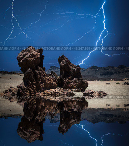 strong thunderstorm and powerful flashes of lightning against the background of the mountains.. Lightning in the mountains. Стоковое фото, агентство Ingram Publishing / Фотобанк Лори