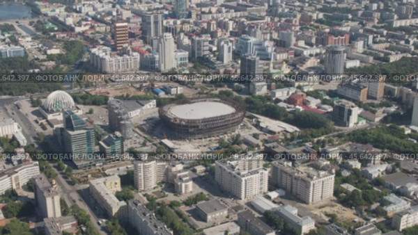 Строящаяся УГМК-Арена в Екатеринбурге - съемка с дрона в 2022 году. Стоковое видео, видеограф Владислав Самошкин / Фотобанк Лори