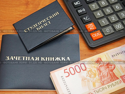 Студенческий билет, зачетная книжка, калькулятор и деньги лежат на столе. Стоковое фото, фотограф Цибаев Алексей / Фотобанк Лори