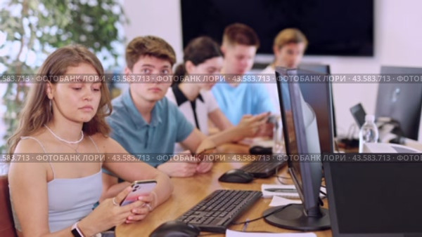 Student are engrossed in their mobile phones, working diligently on their tasks. Стоковое видео, видеограф Яков Филимонов / Фотобанк Лори