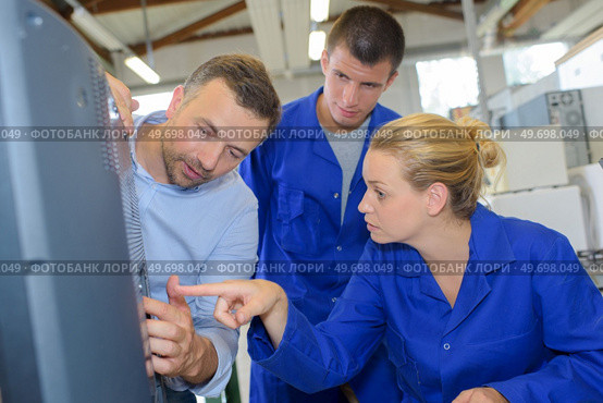 Student questioning instructor about appliance. Стоковое фото, агентство Ingram Publishing / Фотобанк Лори
