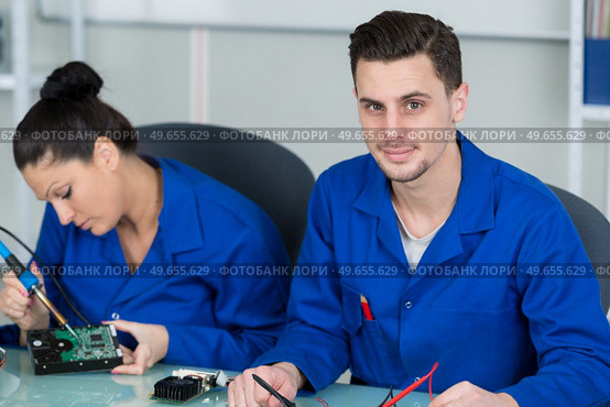 students in electronics class at university. Стоковое фото, агентство Ingram Publishing / Фотобанк Лори