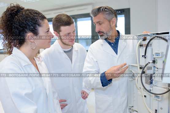 students interacting with teacher during science class. Стоковое фото, агентство Ingram Publishing / Фотобанк Лори
