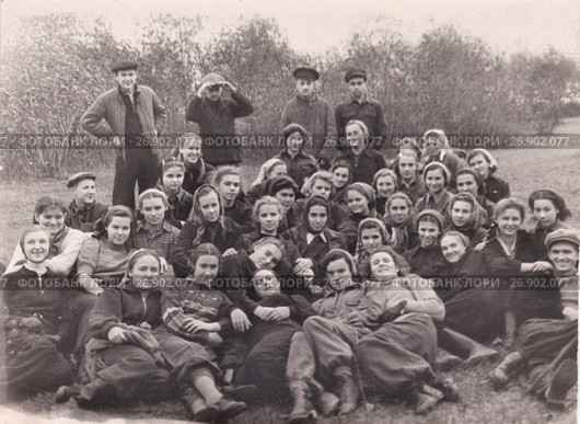 Студенты института геодезии и картографии в поле на практике, 1950-е годы. Групповой портрет. Редакционное фото, фотограф Илюхина Наталья / Фотобанк Лори