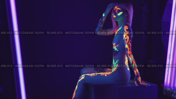 Stunning beauty showcased in vibrant body art at a studio setting. Стоковое видео, видеограф Гурьянов Андрей / Фотобанк Лори