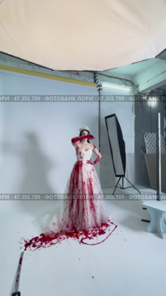 Stunning bride in captivating backstage transformation with dramatic art. Стоковое видео, видеограф Гурьянов Андрей / Фотобанк Лори