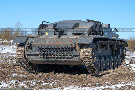 Sturmgeschütz III (StuG III) - средняя  немецкая самоходно-артиллерийская установка класса штурмовых орудий времён Второй мировой войны крупным планом. Военный парк "Стальной десант", Красное Село (2021 год). Редакционное фото, фотограф Виктор Карасев / Фотобанк Лори