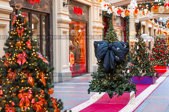 Stylish black bow on the Christmas tree. Beautiful Christmas background. Concept of preparing decorations and furnishings for the New Year. New Year's card 2026. Стоковое фото, фотограф Photojuli / Фотобанк Лори