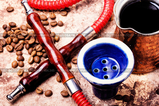 Stylish coffee jezva with coffee and hookah mouthpiece.Arabian shisha and coffee.Shisha Concept. Hookah with aroma coffee. Стоковое фото, агентство Ingram Publishing / Фотобанк Лори