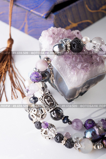 stylish jewelry bracelet with semiprecious and amethyst  crystal around  white background. hobby and fashion concept. close up. Стоковое фото, агентство Ingram Publishing / Фотобанк Лори