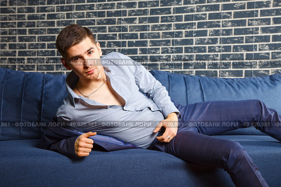 Stylish young brunet in suit. Стоковое фото, агентство Ingram Publishing / Фотобанк Лори