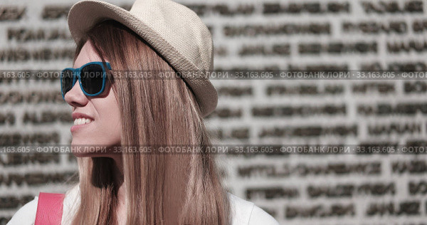 Stylish Young Pretty Woman Looking to the Left. Стоковое фото, фотограф Piotr Stryjewski / Smarterpix / Фотобанк Лори