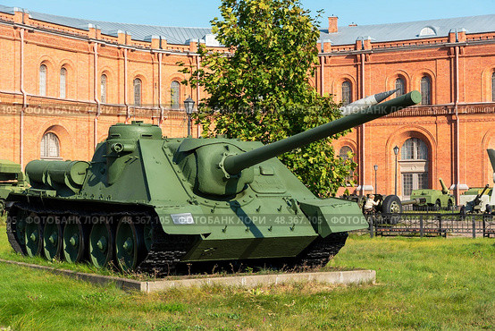 Су-100  — советская тяжёлая самоходно-артиллерийская установка. Музей артиллерии, инженерных войск и войск связи. Санкт-Петербург. Редакционное фото, фотограф Александр Щепин / Фотобанк Лори