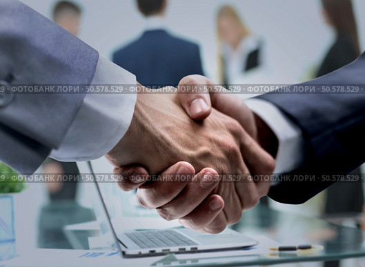 Successful handshake of business men in a working environment. Стоковое фото, агентство Ingram Publishing / Фотобанк Лори