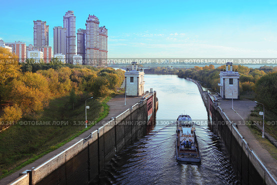 Судно проходит через ворота № 8 шлюза канала имени Москвы, Россия. Стоковое фото, фотограф Losevsky Pavel / Фотобанк Лори