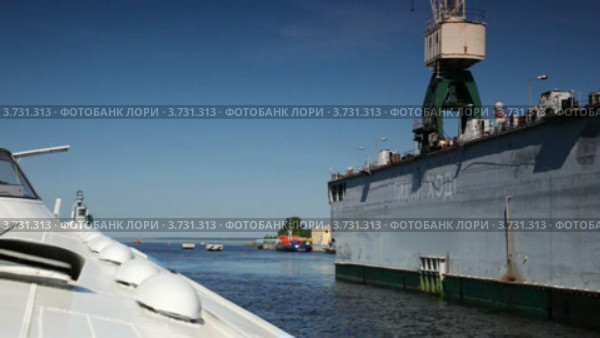 Судостроительный завод на Неве в Санкт-Петербурге. Стоковое видео, видеограф Losevsky Pavel / Фотобанк Лори
