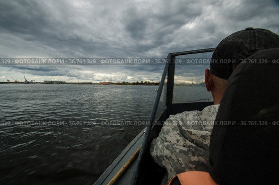 Судоводитель. Водитель катера на реке. Стоковое фото, фотограф Яковлев Сергей / Фотобанк Лори