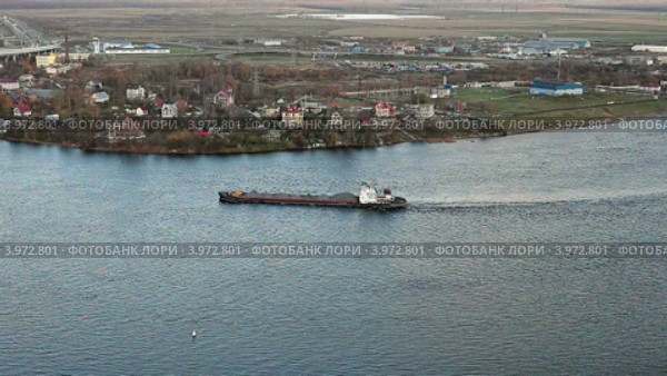 Сухогруз на реке Неве, окраина города Санкт-Петербурга (2012 год). Стоковое видео, видеограф Кекяляйнен Андрей / Фотобанк Лори