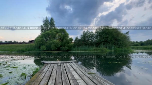 Summer evening in the village on the river. Стоковое видео, видеограф Соболева Наталия / Фотобанк Лори