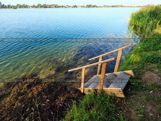 Summer lake calm beach with wood steeps to the water. Стоковое фото, фотограф Юрий Брыкайло / Фотобанк Лори