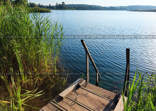 Summer lake calm beach with wood steeps to the water. Стоковое фото, фотограф Юрий Брыкайло / Фотобанк Лори