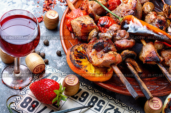 Summer picnic with shashlik and lotto board game.Barbecue and board games.Kebab. BBQ meat and lotto game. Стоковое фото, агентство Ingram Publishing / Фотобанк Лори