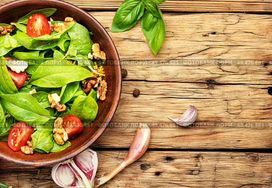 Summer salad with fresh green.Salad with spinach and sorrel.. Green salad with spinach and sorrel. Стоковое фото, агентство Ingram Publishing / Фотобанк Лори
