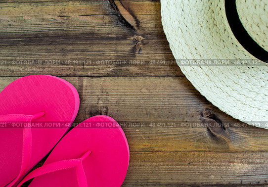 Summer vacation, flatlay. Hat and flip flops on a dark wooden background. Стоковое фото, фотограф Юлия Николаева / Фотобанк Лори
