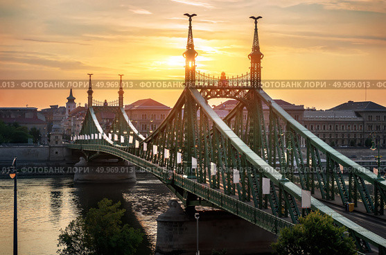 Sun over Budapest Liberty Bridge in the morning, Hungary. Стоковое фото, агентство Ingram Publishing / Фотобанк Лори