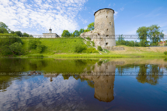 Sunny June day on the Pskova river. View of the Gremyachaya tower. Pskov, Russia (2018 год). Стоковое фото, фотограф Виктор Карасев / Фотобанк Лори
