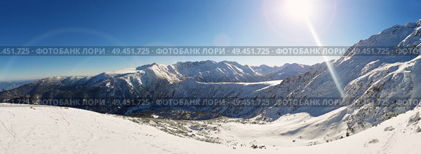 Sunny winter day Panorama view from the top of snowy Pirin mountains. Стоковое фото, агентство Ingram Publishing / Фотобанк Лори