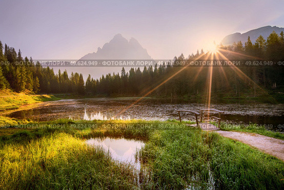 sunrise in summer over Lago di Antorno, Auronzo di Cadore, Dolomites, Italy. sunrise in summer over Lago di Antorno, Dolomites, Italy. Стоковое фото, агентство Ingram Publishing / Фотобанк Лори