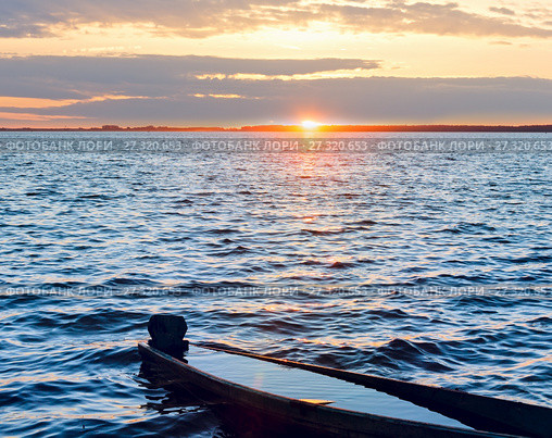 Sunset and drowned boat on summer lake bank. Стоковое фото, фотограф Юрий Брыкайло / Фотобанк Лори